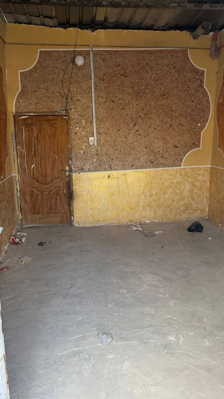 السلام عليكم بيت زراعي للبيع شارع الخردة قرب ملعب خماسي الشهداء بلفرع مال التحلية 200متر جينكو  السعر13وبي محال بسيط***********
