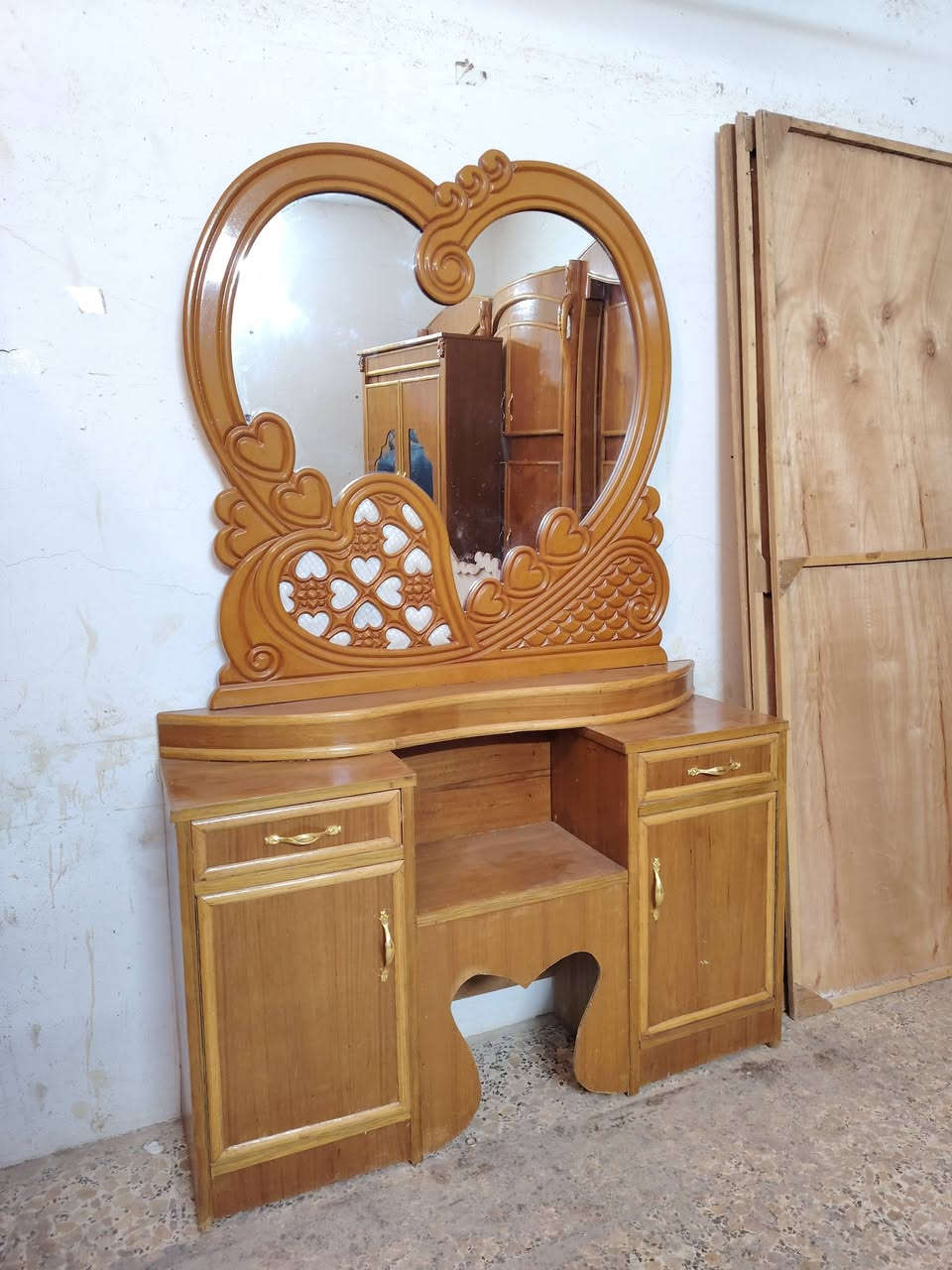 غرفه مستخدمه تزكام صاج 6باب طابقين نضافه فول مديل حديث معرض ابو عقيل ميسان حي رساله شارع ماطور قرب صيدليه حازم ***********((نتشري جميع الغرف))
