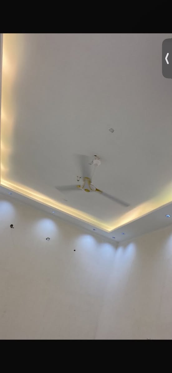 بيت جديد بعد محد ساكن بي بناء ٢٠٢٥  كمل لبناء ٢٠٢٦ شهر السادس. المساحة ١٣٠ شارع اصالحية قرب مدرسة ريف ازاهر بشارع المسبح تدخل شارع المسبح قبل لتوصل لمسبح بشارع شارع تبليط البناء كلة منتاز  طابقين اطابق الرضي مطبخ اربعة ونص اطول ولعرض اربع ونص  ولغرفة اطول ستة متر ولعرض خمسة 

الدونية خمسة اطول ولعرض  اربعة ونص 

وكراج سيارة وصالة ومنور   

طابق اثاني 
غرفة اطول ٨ متر ولعرض ٥
وغرفة طول ٤ ونص ولعرض ٤ ونص 
وغرفة ٤ ونص ولعرض ٤ ونص 
يعني العدد ٣ غرفة طابق ثاني 

ملاحضة زراعي اتصال 📞 ***********
