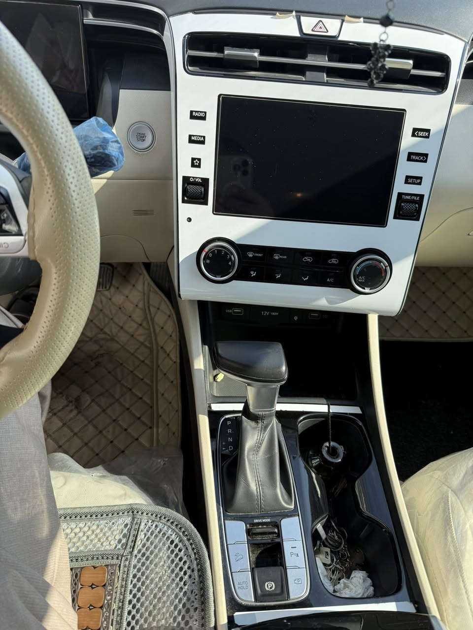 السلام عليكم توسان 2024 ماشية 40 كفيل ومقترض نفس البيت اخوه الولد دره من بغدادعندي وكالة بسمي بعدلها تقريبا سنه ونص وتصير حره السيارة كلش جديده فول موصفات موجوده بل النجف الكوفة سعرها 205اخوان السيارة جديدة استعمال كلش نضيف اني جبتها زيرو ***********
