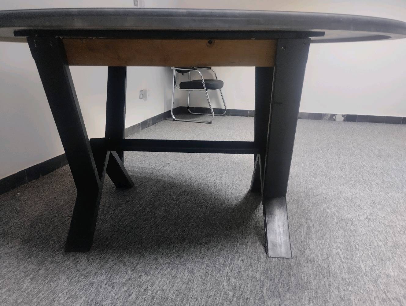 ميز اجتماعات 
ميز مكاتب عدد 2
كراسي مكاتب عدد 2
العنوان المنصور البيجيه قرب بوابه المنصور ستي