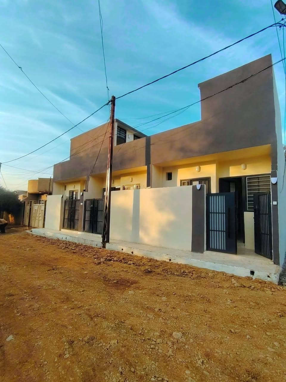 دور توأم للبيع عدد 3
مساحه الدار الواحد 50 متر بين شارع 60 وشارع 30 

خلف المستوصف 

كل دار يتكون من غرفة نوم 💤 وستقبال ومطبخ وصحيات وبيتونه 

🗒️سند طابوالزهور شرط التحويل👉 

💵💵السعر 44 وبي مجال 

للاستفسار الاتصال ع الارقام التاليه 

***********☎️ وتساب ابوحيدر 

***********☎️ وتساب ياسين النمراوي
