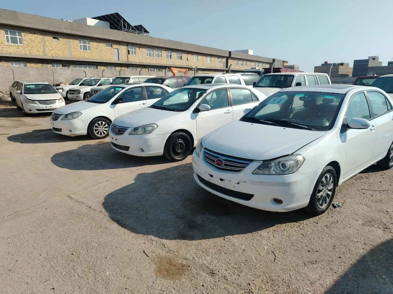 السلام 
بي واي دي G3 ٢٠١٥  شرط المحرك والكير كهربائيات كلها شغاله. تبريد تدفئة تخم تايرات تحكم ستيرن صدر امامي خلفي كله جديد السياره ما ناقصها اي شي. 
مكان السياره الكوت البوابه طريق كوت بغداد
***********
***********
