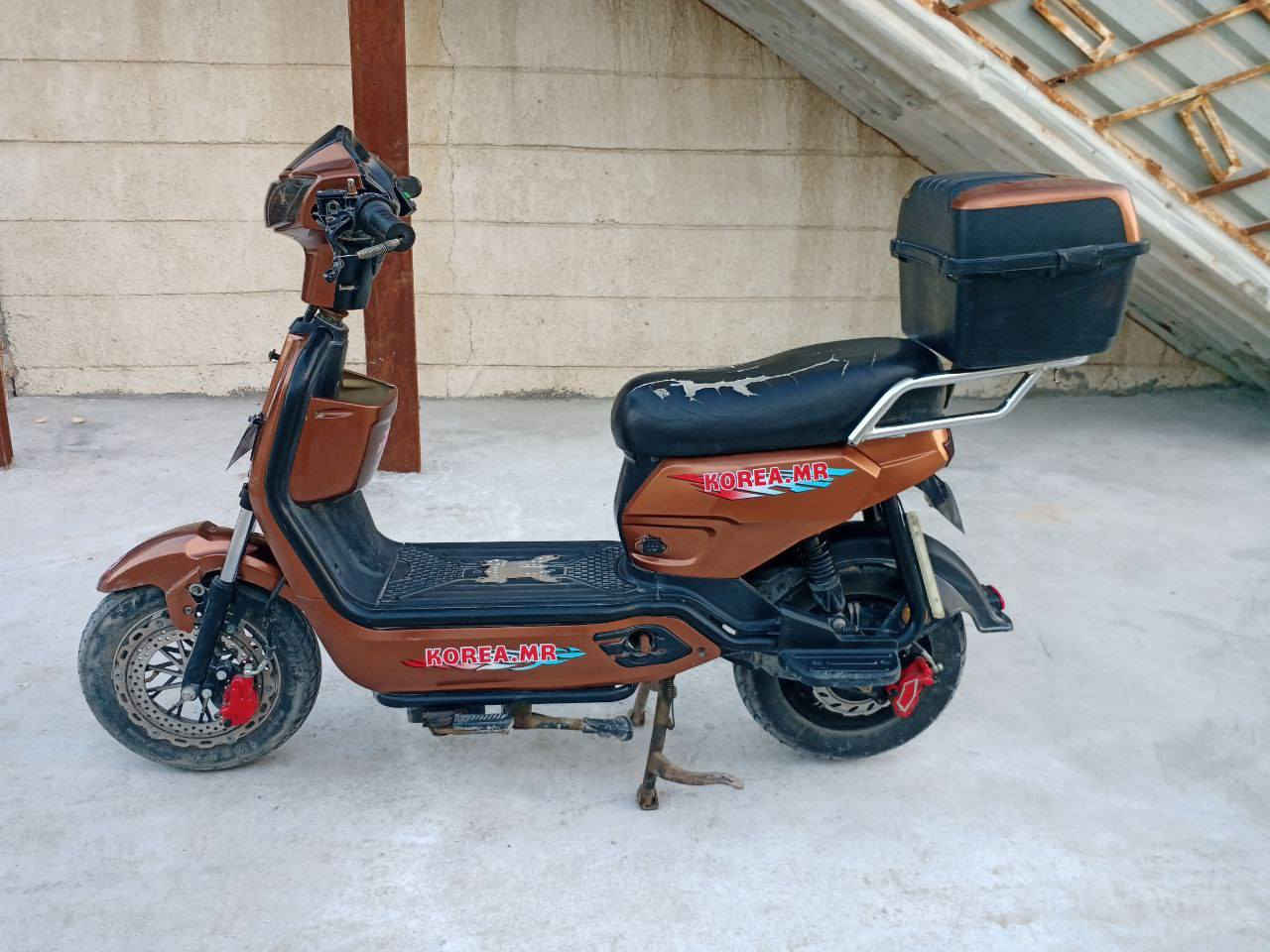 الدراجه Korea. mr 
R7
خمس بطاريات مالR9 
البطاريات 32 امبير
الدراجة ماخذه گلبتين
المدگر الامامي مكسور شوي
العقل مالهه واكف 
مابيهه لايت امامي
مابيهه نمرات
يوجد بصمتين الهه
وشاحنه مالتهه بدون عطلات

السعر: 350 الف وبيهه مجال
الموقع: البصرة-ابي الخصيب-حمدان-قرب اسواق حسام
للتواصل واتساب: ***********
