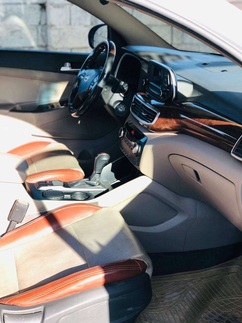 السلام عليكم
توسان ٢٠١٩ خليجي مكفوله بيهه ملاحضتين موضحات
المواصفات
سويج.. كشنات جلد.. كشن كهرباء.. سايد بريك رجل 
حساس خلفي.. كاميرا.. لد امامي خلفي.. مري شفط 
محرك ٢٠٠٠ مكفول.. تبريد قطعتين.. ماشيه ١٠٤
مكان السياره صلاح الدين بلد.. السعر ١٩٣
***********
