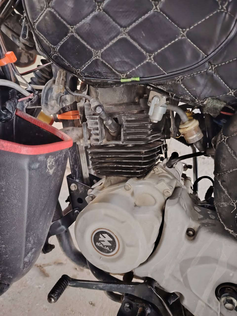 سلام عليكم . بوكسر موديل 2020 رقم بغداد سنويه بأسمي تحويل بنفس اليوم أذا تريد الدراجه متروكه 4 سنوات وأخذته وعمرته المكينه السبانه ما ممدوده عليه تجي وتجيب فيتر وتكلبه أذا شفته مفتوحه المكينه تاخذ كروتك مني الدراجه مثل مجاي تشوف بالصور الدراجه مناقصه بس السايق السعر 2 و 800 وبيه مجال *********** موجود على الشريحه وعلى الوتسأب
