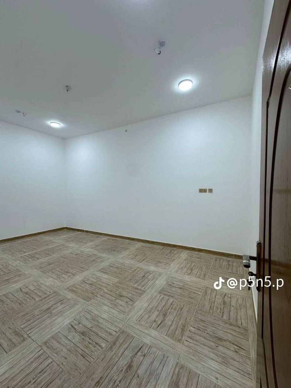 بيت ٢٢٠ متر غرفتين وصالتين وديوان طابو تريد مكاتبه وتريد تحويل بالصنكر قريب ع الشارع ٥ دقايق مشي *********** سعر خاص او اتصال
