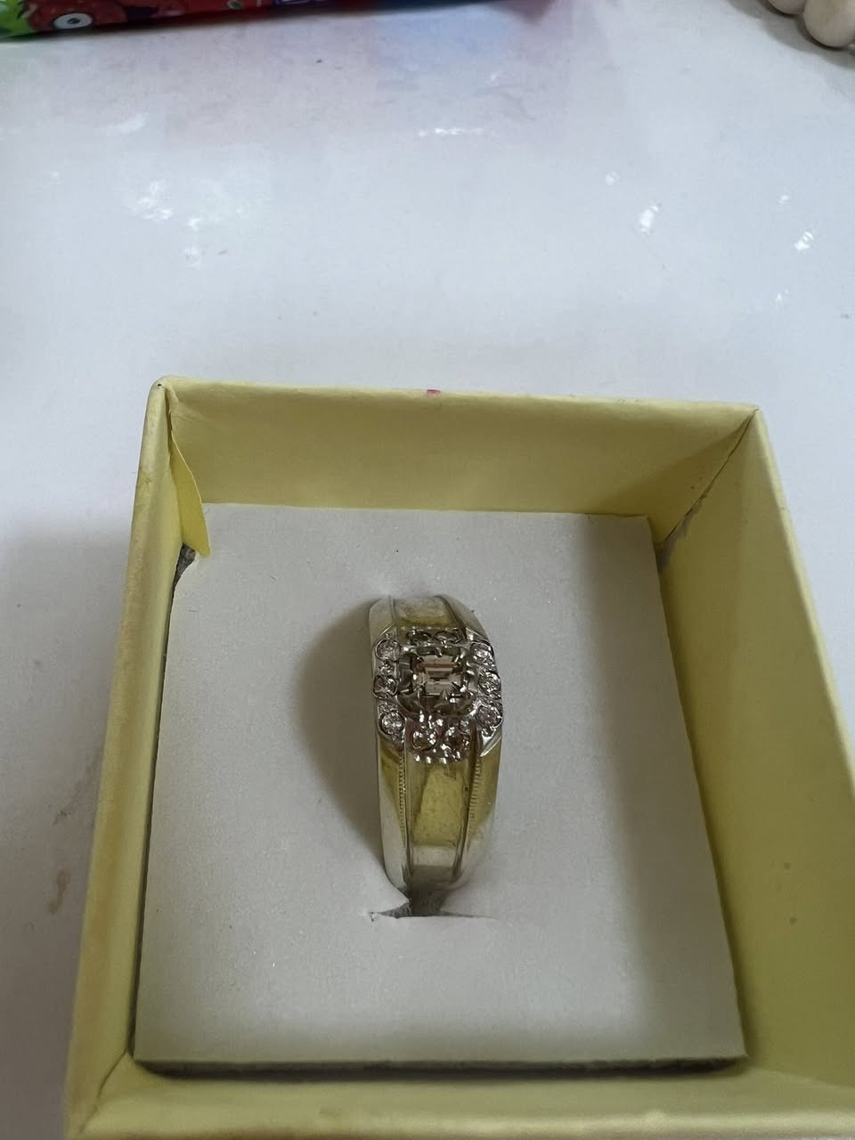 ماسة  بيور بلجيكي طبيعي
خاتم الماس بلجيكي قطع دائري   بيور صافي من الشوائب وغير معالج لا زيوت ولا حرارة ولا لون حر طبيعي 

مع شهادة المنشأ العالمية تكدر تقره الباركود وتتأكد من المعلومات مرصع 10 ماسات من الجوانب والكبيرة بالنص 

***********
