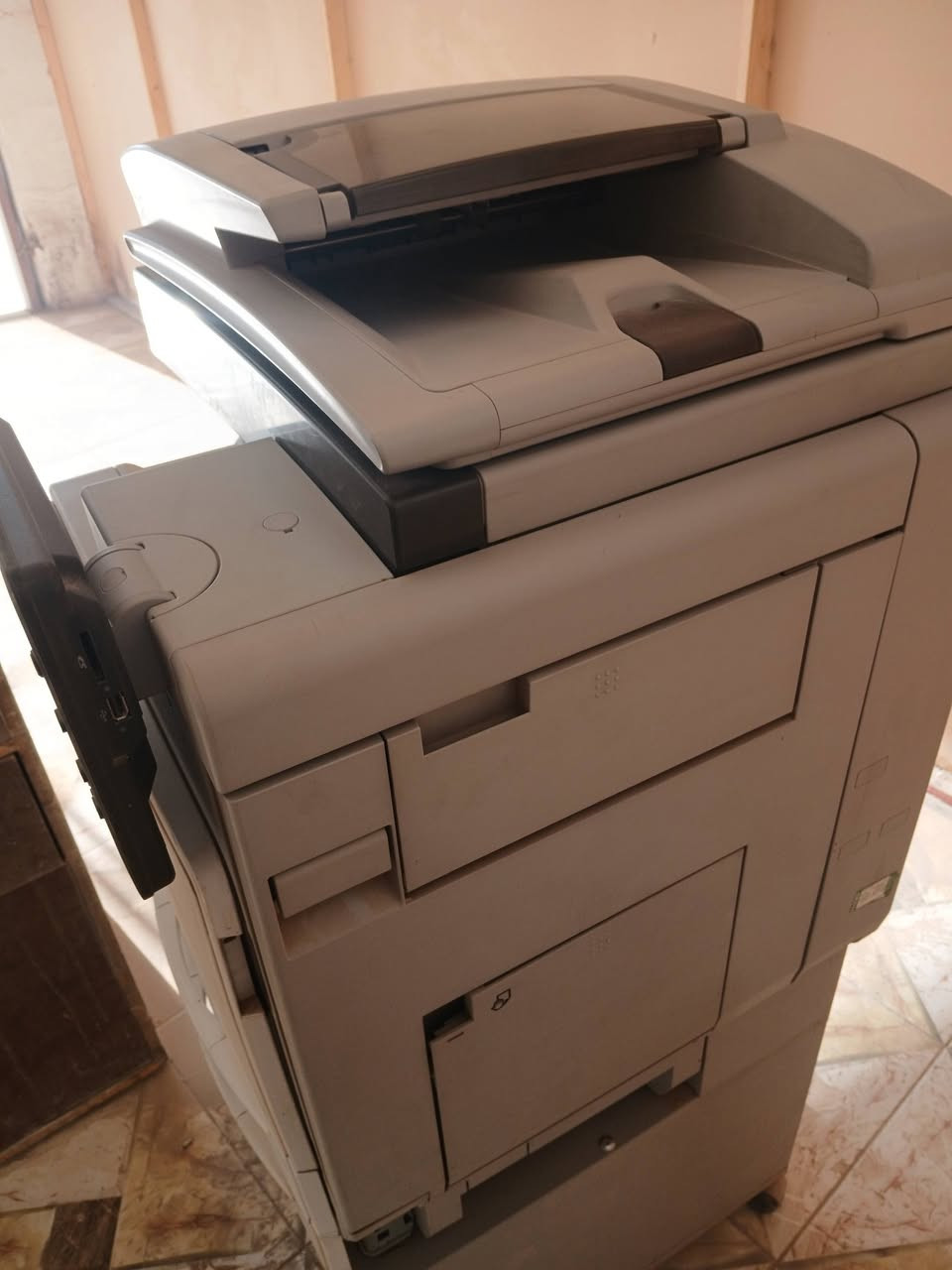 🖨️ للبيع طابعة Ricoh MP C401 متعددة الوظائف
طابعة أصلية من شركة Ricoh، قوية ومناسبة للمكاتب، الشركات، والمراكز الخدمية.
🔹 المواصفات:
سرعة طباعة 40 ورقة بالدقيقة (ملون وأسود)
طباعة – تصوير – سكانر
شاشة لمس
طباعة وجهين تلقائي
سكانر مع (ADF)
تدعم A4 و A3
جودة عالية وتحمل ضغط عمل
شغالة وبحالة جيدة
📌 مناسبة للمكاتب، المدارس، محلات القرطاسية، والمطابع الصغيرة.
💰 السعر: 350 ألف دينار عراقي (بي مجال بسيط) ( مع ثلاث أحبار غير مستعملة)
📍 المكان: — بابل /قضاء القاسم 
📞 للتواصل: — ***********
