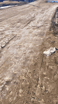 السلام وعليكم قطعه  ارض للبيع مساحة 100 متر  ابو دشير شارع النفط  بداية الحي الصناعي
للتواصل ***********
