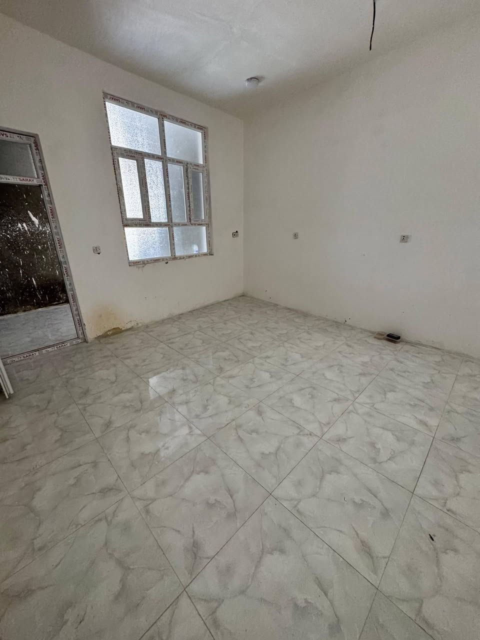 #شقه ارضيه للايجارررر في الخصيمه 
#الايجار 350 الف وبي مجال
بناء حديثثث غير مسكونه
تفاصيل الشقه
غرفتين نوم _صاله_استقبال _صحيات_مطبخ 
منور عدد 2
للاتصال والاستفسار 
***********
***********
