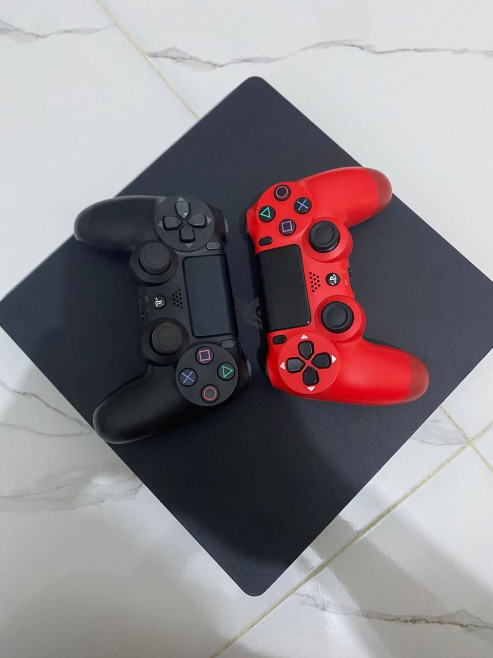 سلام عليكم بلي ستيشن فور سلم ps4 واحد تيرا بايت  1TB مامفتوح بلادي بعده مهكر بس اكثر من عشر لعبات منزل مع يو بي اس أبو نص ساعه و جوستك اضافي سعر 400 الف مكاني ديالى بعقوبه ***********
