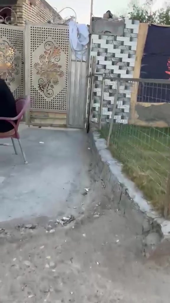 السلام عليكم عندي بيت للبيع مساحته 350متر وره مطعم الديوان السعر خاص البيت كامل كل نقص مابي مجاري ع البزل شارع تبليط قريب ع الشارع العام اتصال ع هاذه الرقم ***********
