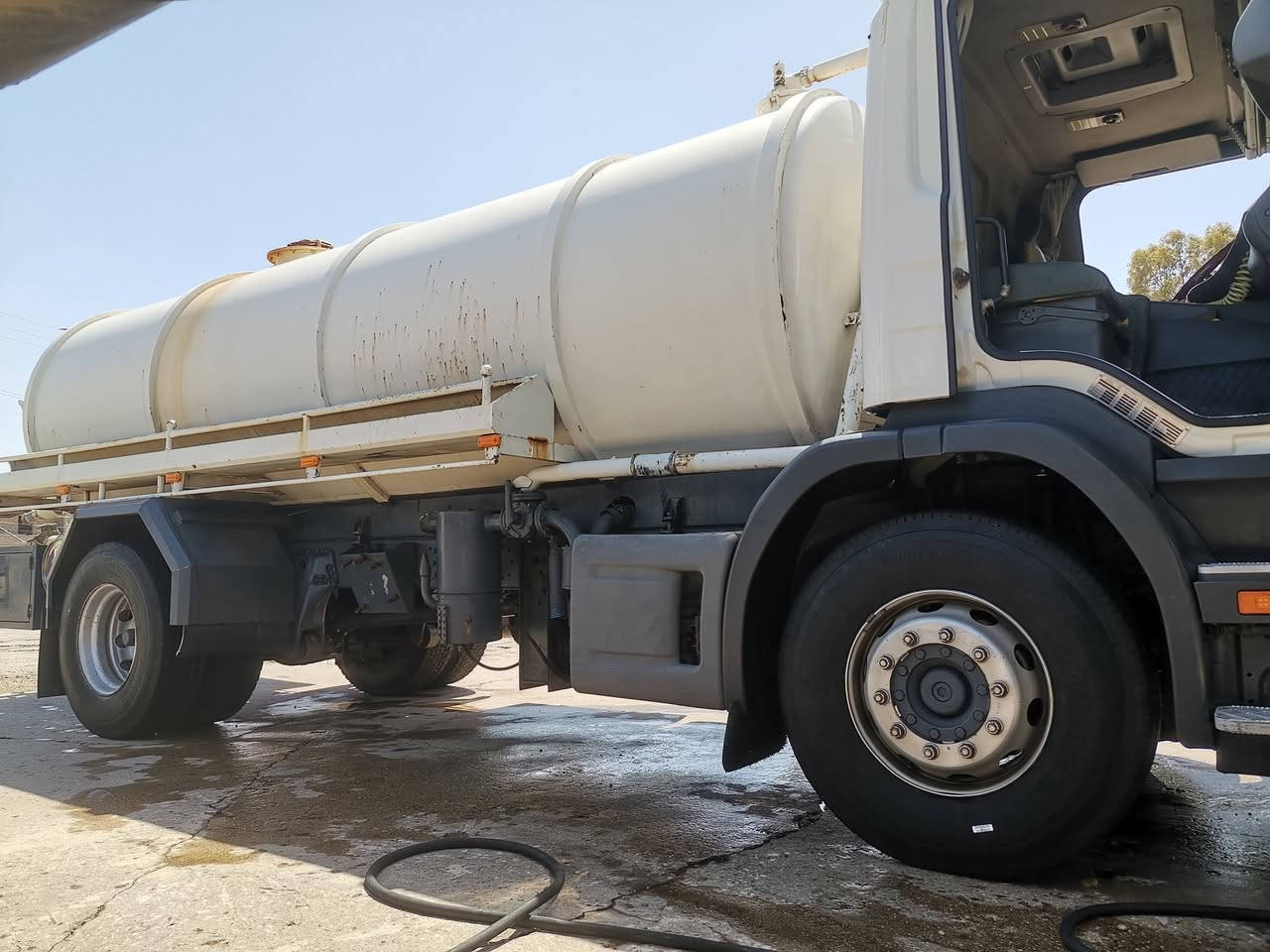 تنكر سحب سكانيا بومه موديل 2004 بم ونوزل كير 4×4 جوبلس امامي وخلفي مضخة 55 سعة التانكي14 الف السعر 290$ وبيها مجال للاستفسار ع هذا الرقم ***********
