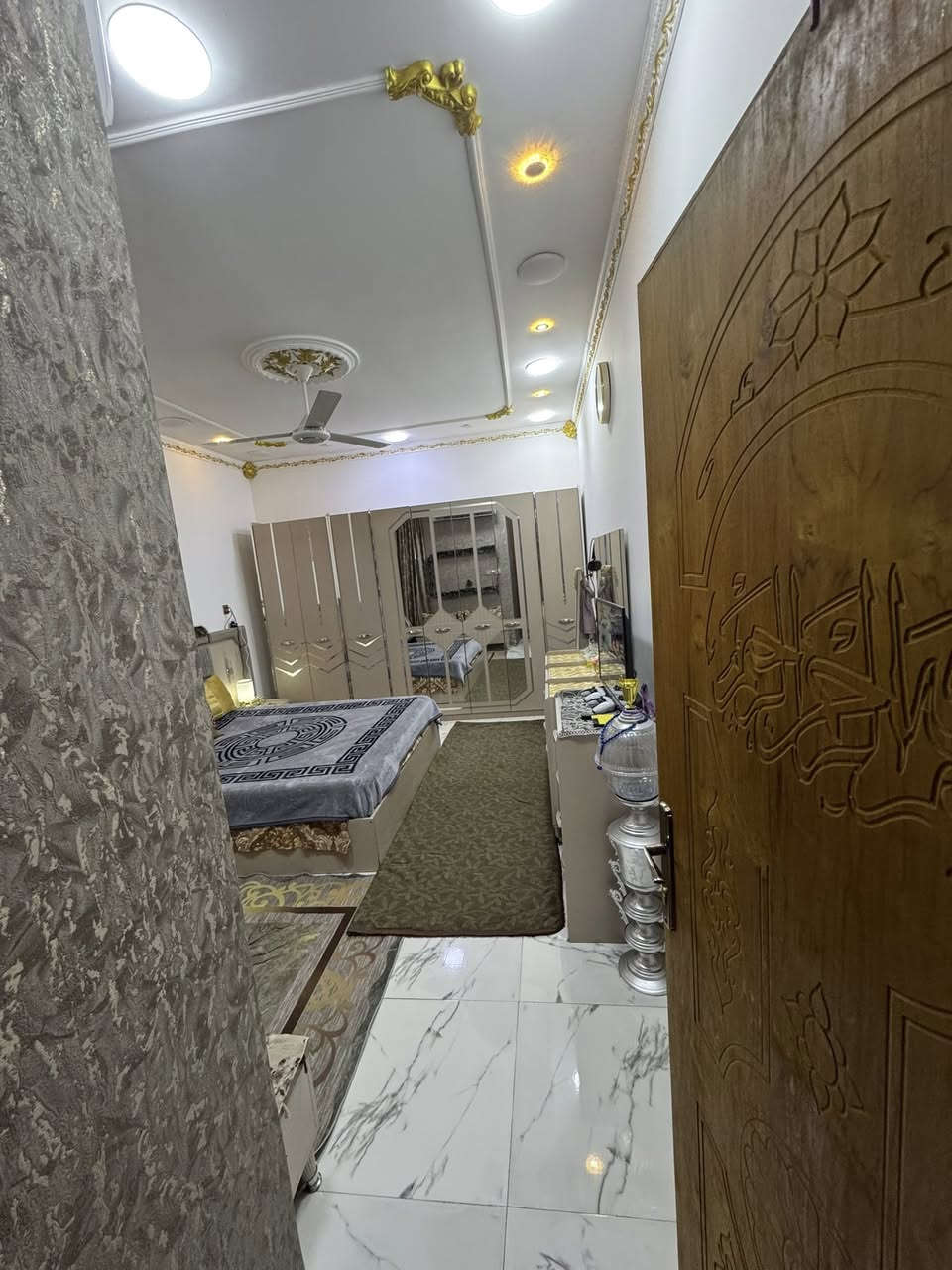 السلام عليكم بيت للبيع مساحه 75 متر في البلديات اليؤن مقابيل الجسر اول فرع البيت طابقين ونص الطبق الارضي استقبال صاله وغرفت نوم ومن ضمن الصاله مطبخ الطابق الثاني غرفتين نوم وصاله وصحيات والطاب الثالب غرفه وصاله وصحيات 
للاستفسارمعه رقم او صاحب صفحه ***********
