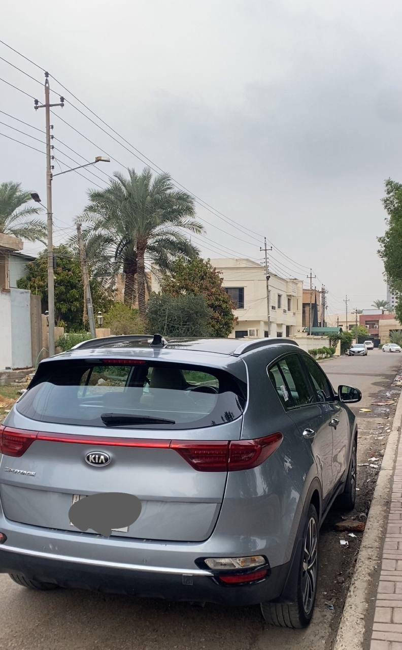 يالله 
كيا سبورتج خليجي موديل 2020 اللون رصاصي رقم بغداد وبأسمي تحويل ثاني يوم  وسنويتها ونافذة لغاية شهر 12 سنة2027
المواصفات
سقف بانوراما
 بصمة شاشة كبيرة أندرويد  تشغيل عن بعد  وكامره خلفيه وحساسات خلفيه 
كشنات جلد ومخمل تبريد قطعتين 
تحكم ستيرن جهتين
3 انظمة قيادة (سبورت /ايكو /نورمال)
الگير اوتوماتيك / عادي
مرايات جانبية شفط / اشاير بالمري
حساسات  مانع انزلاق
 بلوتوث + USB  
كشنات جلد ومخمل
حادثها بالعراق جاملغ امامي باب الصدر والباب عكس السايق و مصلح و مصبوغة حزام  
السعر 168 ورقة وبيها مجال للشراي   
وهاي بعد تنزيل السعر لان جانت معروضة 175  

السيارة محركها دوش 2000 
وارد خليجي ضربتها بغداد 
اشتريتها ع هذا الوضع


**إذا كنت صاحب هذا الإعلان وتريد حذفه لأي سبب، رجاءا أرسل رسالة إلى الدعم الفني**