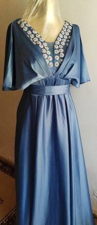 فساتين • مستعملات • مقاسات ٤٨ و٤٦