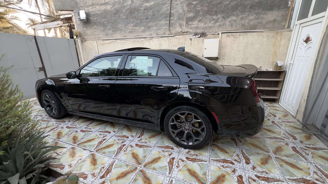السلام عليكم
كرايسلر 300S .

الموديل :2019 . ( كندي 🇨🇦 ، كلين كفاله ) 

اللون : اسود ( السياره مرايه 🧿 )

العداد : 50mi 

المحرك : 3.6L . V6 .

الرقم : دهوك بأسمي ( سنويه جديد )

المواصفات :

* بانوراما .

* ⁠مصابيح اماميه زينون .

* ⁠ويل قياس 20 انج عنكبوت .

* ⁠مقاعد جلد .

* ⁠مقاعد اماميه كهرباء .

* ⁠مقاعد اماميه تدفئه .

* ⁠تشغيل عن بعد .

* ⁠مثبت سرعه .

* ⁠كامره خلفيه .

* ⁠شفتات بل ستيرن .

* ⁠مرايا متحسسه للاضاءه العاليه .

* شاشه جبيره .

* ⁠السياره⁠ بجم عريض
* عنوان السيارة بابل حله شارع 60
للاستفسار اكثر ***********
