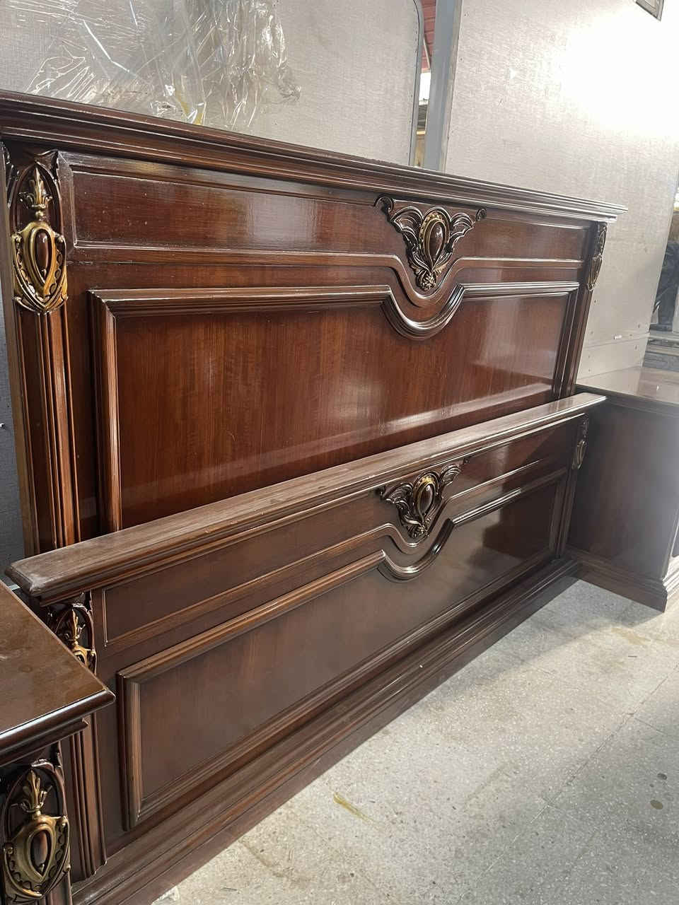 غرفة من عمل ( شكر النجار )
النظافة ٩٨ ٪؜
الخشب بلوط والنقش زان 
بغداد الجديدة/ معرض صاحب السعادة 
مجمع الرحمة التجاري 
للاستفسار/ خاص او واتساب/ ***********
