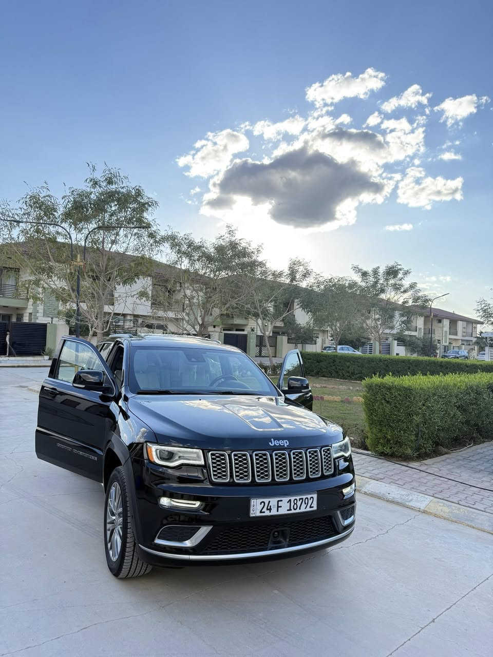 للبيع جيب سوميت 1/1 موديل 2018 سعر 292$ 
سياره كفالة عامه من زلغ 
رادار امامي رادار جانبي 
سياره جكات تصعد وينزل 
سقف كنتاره بلادي 
داخل ابيض كشن بقلاوه طتريز بلادي 
مكاني كركوك ***********
***********
