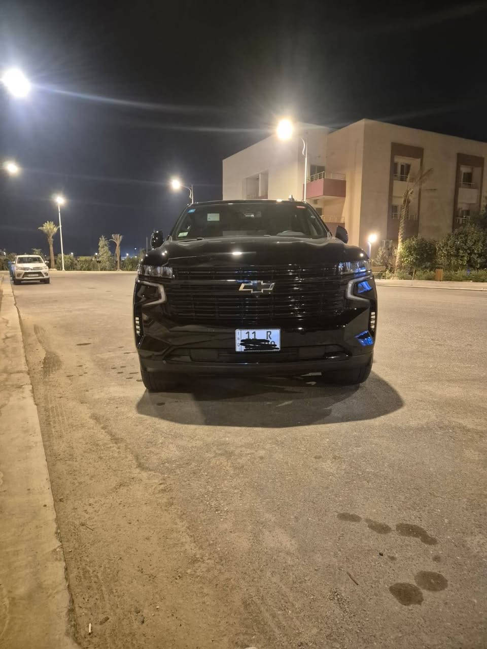 **للبيع شيفروليه تاهو 2024 فئة RST**
أمريكي أصلي مصنع General Motors الولايات المتحدة الأمريكية

تاريخ التصنيع أبريل 2024

رقم الهيكل : 1GNSKRKD3RR232860

---

**المحرك والأداء**

1. محرك V8 سعة 5.3 لتر بقوة 355 حصان وعزم 383 رطل قدم

2. ناقل حركة أوتوماتيك 10 سرعات

3. دفع رباعي 4WD

---

**الشكل الخارجي**

1. لون أسود فحمي بالكامل

2. شبك أمامي أسود مع تفاصيل Black Ice خاصة بفئة RST

3. الويل 22 إنش ألمنيوم بطلاء أسود لامع.

4. مغلفة PPF كاملة مع درع للجامة الأمامية

5. ماشية 31 ألف ميل فقط.

---

**الداخلية**

1. مقاعد جلد أسود بخياطة حمراء خاصة بفئة RST

2. 3 صفوف مقاعد تتسع لـ 9 أشخاص

3. تكييف ثلاثي المناطق

4. مقاعد أمامية كهربائية

5. شاشة لمس 10.25 إنش

6. عداد رقمي 12.3 إنش

7. شاشة HUD على الزجاج الأمامي

8. نظام صوت Bose

9. فتحة سقف بانورامية

10. شحن لاسلكي للجوال

11. Apple CarPlay و Android Auto

12. نقطة واي فاي داخل السيارة

13. منافذ USB متعددة

14. نظام ملاحة GPS

---

**أنظمة الأمان**

1. 10 وسائد هوائية

2. فرملة طوارئ تلقائية مع كشف المشاة

3. تحذير تصادم أمامي

4. مراقبة النقطة العمياء

5. تحذير تغيير المسار مع تصحيح تلقائي

6. كاميرا خلفية

7. حساسات ركن أمامية وخلفية

8. كروز كونترول تكيفي

9. نظام StabiliTrak للثبات الإلكتروني

10. نظام Teen Driver للمراقبة

---

**السعر : 45 الف دولار**

الموقع : النجف

للتواصل : راسل على الخاص
هاتف :***********

سيارة شبه جديدة محافظ عليها بشكل ممتاز، فرصة نادرة ما راح تتكرر

®®®صور الحادث مرفقة®®®
