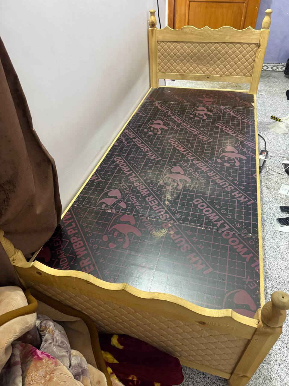 كنتور ابو تلاثه  وسرير خشب استعمال قليل
ناصرية خلف المحكمه الجديدة 
***********
