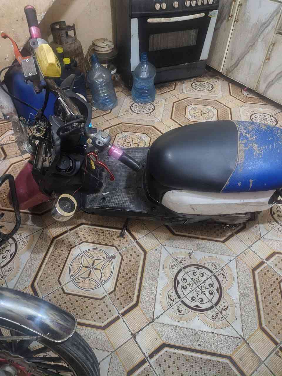 بوليس للبيع مثل ماموضح بصوره راسليني وفهمك تفاصيل اكثر سعر 250وبيه مجال عنوان محموديه رقم ***********
