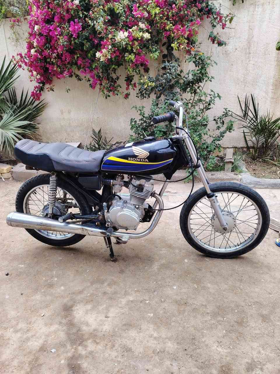 دراجة للبيع سعرها 350 رقم الهاتف ***********
