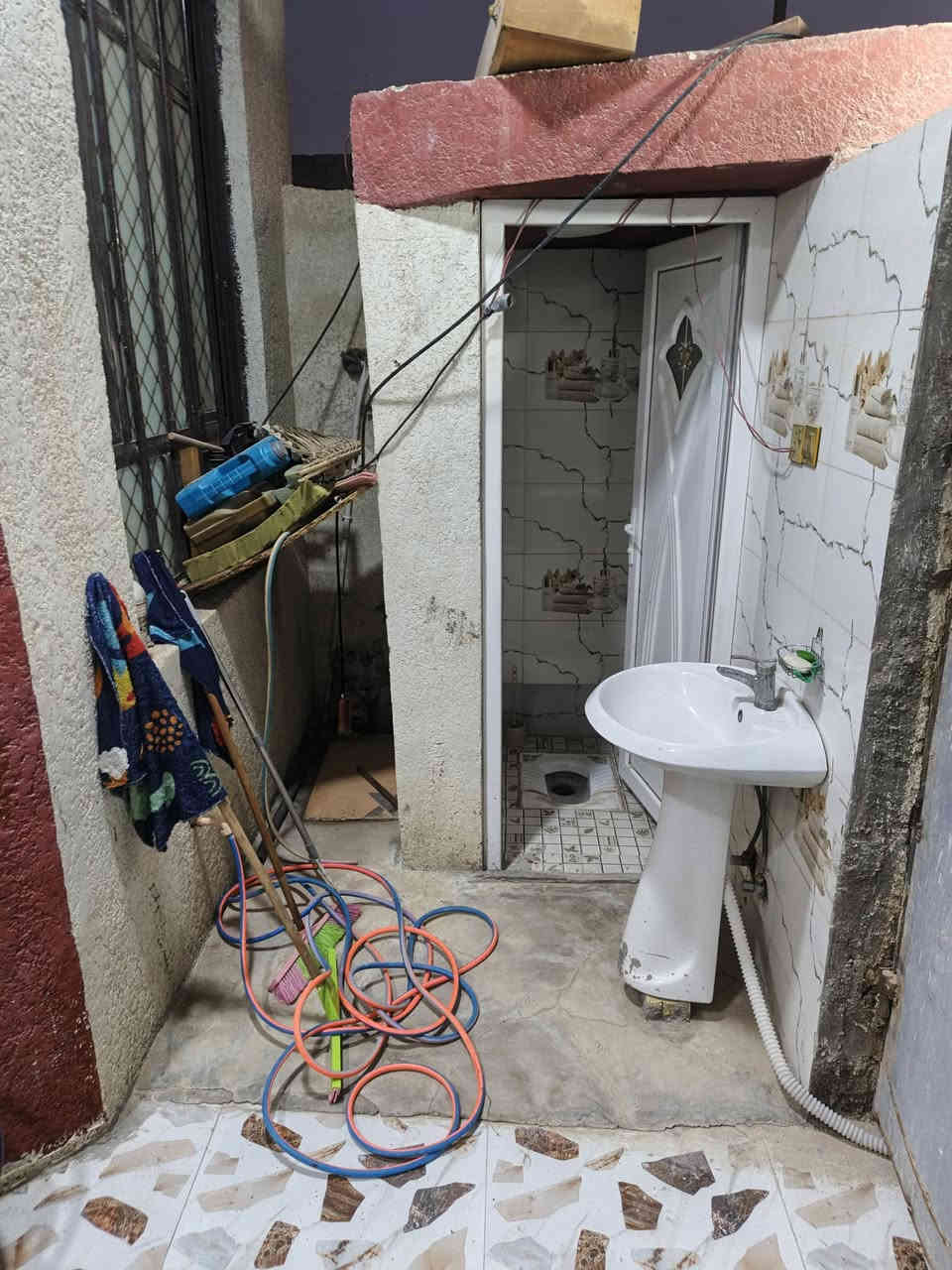 السلام عليكم بيت في حي الحكيم نزلت عميد جادر البيت غريب على صفحه الدبيه
المساحه 100 متر الوجه 5 نزال 20
البيت بنا طابوق ، مرقم بلديه
يحتوي على غرفه نوم وصاله مطبخ استقبال صحيه الداخليه الخارجيه الاستفسار اتصل على الرقم***********
