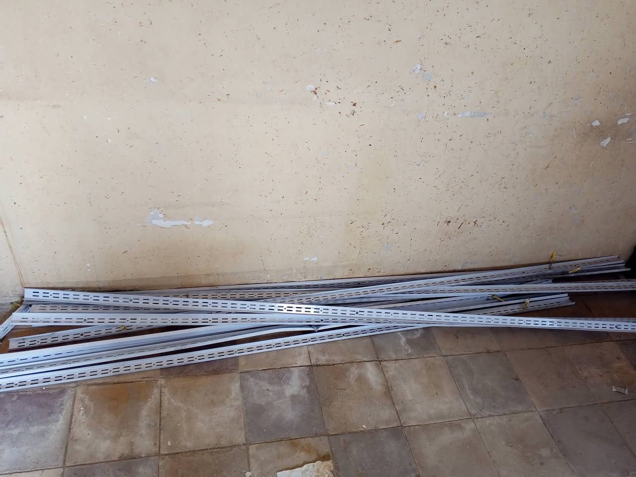 رفوف للبيع مستخدم قليل
65 رف 
السعر 325 الف 
العنوان بغداد الدورة 
***********
