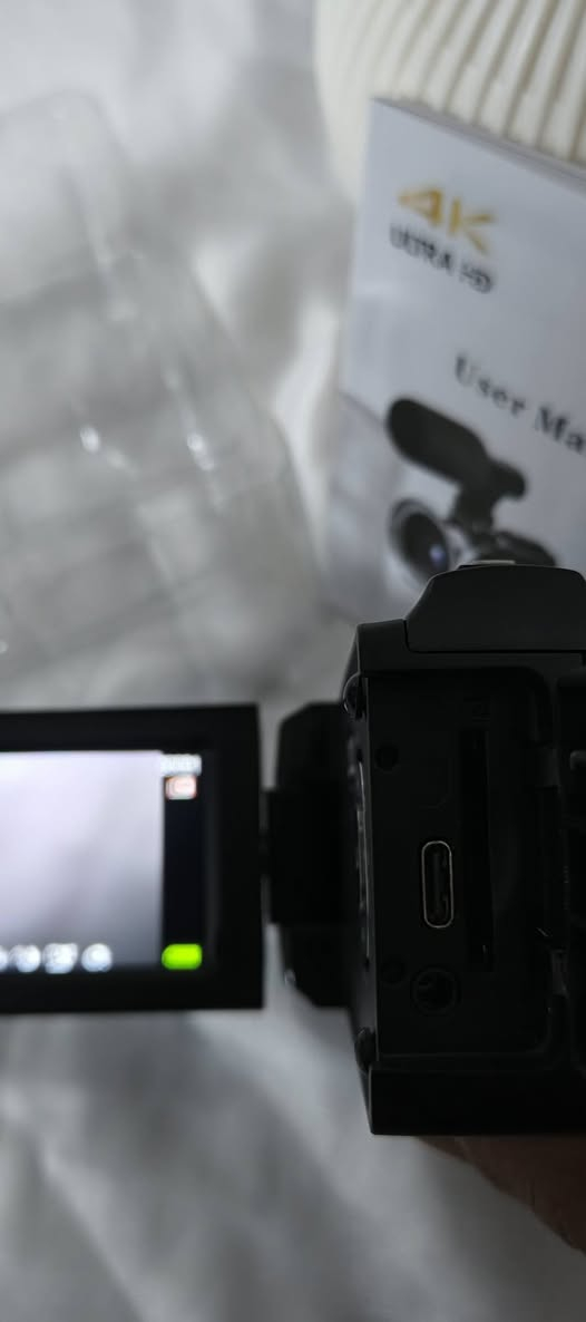 : كاميرا فيديو 4K (Digital / مُعالجة) للبيع 📹
كاميرا تصوير فيديو تدعم دقة 4K رقمياً، مناسبة للتصوير اليومي، السفر، وصناعة المحتوى البسيط.

المميزات:

دعم تصوير 4K (رقمي)

تصوير HD / FHD

شاشة جانبية قابلة للدوران

مايك خارجي

إضاءة LED

تدعم SD (32GB موجودة)

شحن USB

[٢٥‏/١، ١٠:٣١ م] حسام السلامي: 📹 كاميرا فيديو 4K للبيع – جاهزة للتصوير فورًا

تحبين توثّق لحظاتك؟ سفر؟ مناسبات؟ محتوى للسوشيال؟

هاي الكاميرا خيار عملي وسهل ✨

ليش مميّزة؟

🎥 تدعم تصوير 4K (رقمي) مع جودة HD واضحة

📱 شاشة جانبية تفتح وتدور – مثالية للتصوير الذاتي

🎙️ مايك خارجي لصوت أنقى

💡 إضاءة LED للتصوير بالإضاءة الضعيفة

💾 تدعم ذاكرة SD (مرفقة 32GB)

🔌 شحن USB

✋ خفيفة وسهلة الاستخدام

مناسبة لـ: تصوير يومي، سفر، مناسبات، يوتيوب، تيك توك، دروس، فلوغات 🎬

الحالة: نظيفة وجاهزة

المحتويات: كاميرا + مايك + ذاكرة 32GB + كيبل

السعر: (٧٥)

التواصل: خاص ***********
