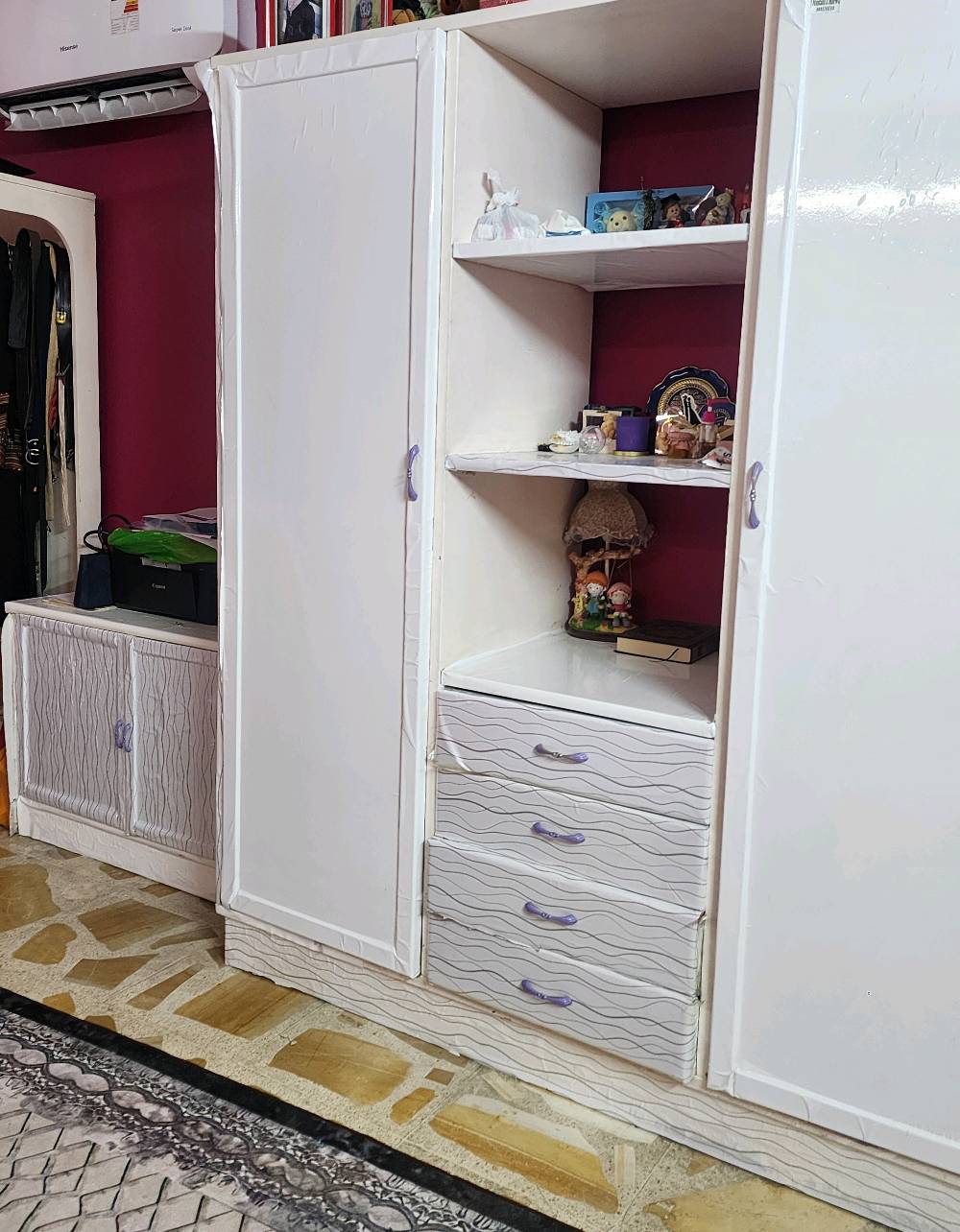 جربايتين و ملحقاتها ٢ و كنتوا بي باب تعليك وباب رفوف و ميز تواليت و كومدي هاي كلهة و هي اساسا خشب بس بالبداية صبغتهة بنفسجي وردي وبعدين سويتها بالاصق اريدهة ٢٠٠ الف