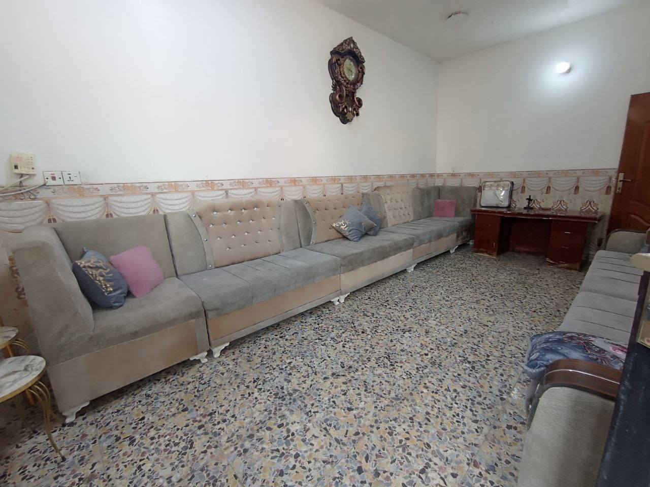 بيت طابو صرف  في حي المهندسين ٤مساحه١٢٥ خلف مدرسة عمر بن عبد العزيز  يحتوي على استقبال ومطبخ وكلدور وغرفة نوم وصحيات ومحل للاستفسار الاتصال على الرقم ***********
