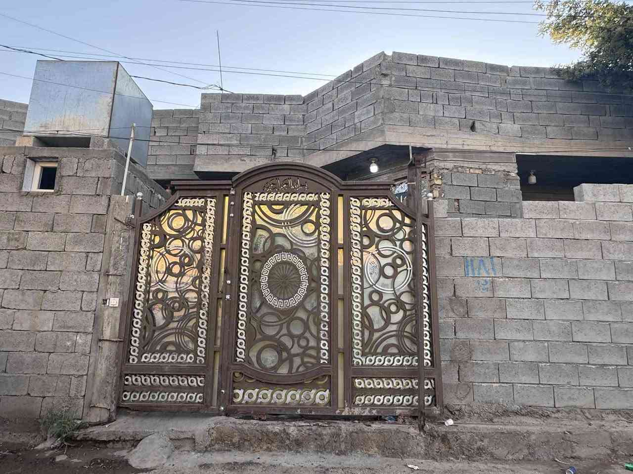 خلفه كليه الطب الاسنان 
بيت البيع مساحه ٢٠٠ واجهيه ٩ نزال ٢١. غرفتين نوم صاله ديوانيه هول مطبخ ضحيات داخلي خارجي 
مناور ٣
سعره 80 قابل للتفاوض 
رقم الهاتف ***********
