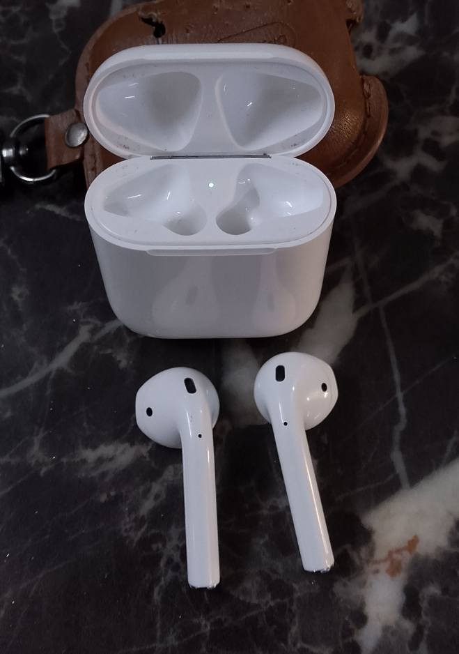 للبيع ايربود الجيل الثاني الاصلي  كلش  نضيفة  المكان حي الجهاد واتساب ***********  السعر ٦٠
