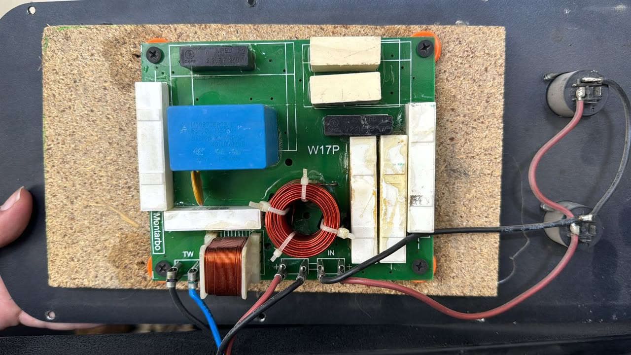 السلام عليكم W17 تجميع اصلي إيطالي 
لبه. تويتر كرت كله إيطالي 
فقط الكفر صيني 
مكفولات من التصليح 
***********
واتساب متوفر 
مكاني مدينة الصدر 
فقط الشراي يتصل
