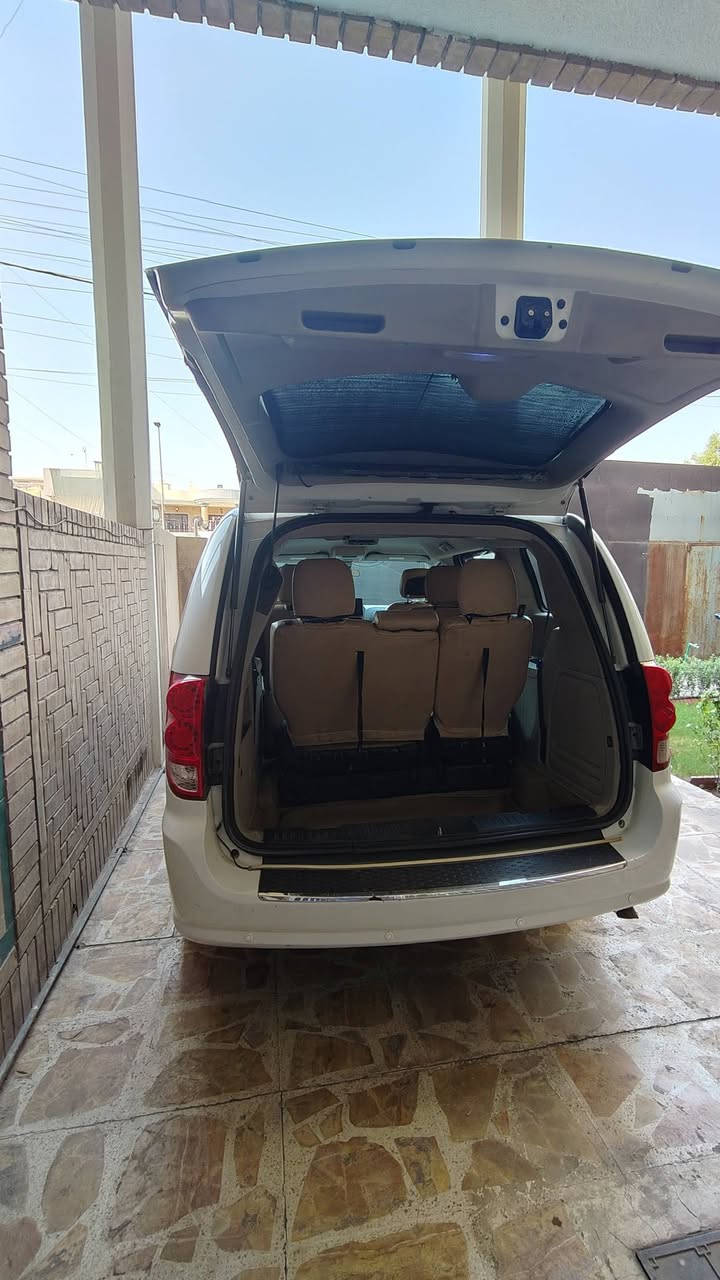 السلام عليكم
دوج كرفان  sxt
موديل 2016
عداد المسافة 120 km

( المواصفات ) 
مقاعد الأماميه كهرباء 
ابواب والصندوك كهرباء 
نضام مانع انزلاق 
نضام توفير الوقود 
تشغيل عن بعد 
مقاعد ملكي سياحي
ثلاث قطع تبريد 
كشنات مخمل
تحكمات ستيرن 
كامره خلفيه 
شاشه بلوتوث 
حجم المحرك 3.600
رقم بغداد الدولي  سنويه باسمي 
كير محرك كفالة 
تبريدها ثلج
السعر 150$
العنوان بغداد الشعب
***********
