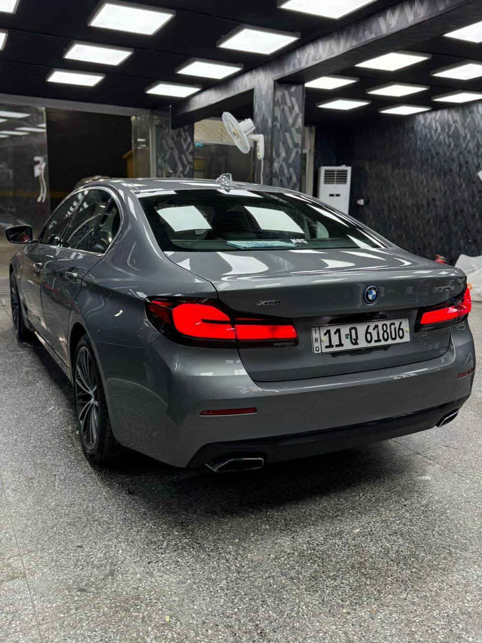 السلام عليكم مديل 2023  B M W فئه 530e فول الفول 1/1 هايبرد شحن بانزين بغداد مشروع وطني رقم نكليزي المحرك: بنزين 4 أسطوانات سعة 2.0 لتر (TwinPower Turbo) + محرك كهربائي (eDrive).
القوة الإجمالية: 292 حصان.
عزم الدوران: يبلغ حوالي 295 رطل-قدم (420 نيوتن متر تقريباً).
ناقل الحركة: أوتوماتيك رياضي (Steptronic) من 8 سرعات.
البطارية: سعة 19.4 كيلوواط/ساعة (في الطرازات المحدثة).
التسارع: من 0 إلى 100 كم/ساعة في حوالي 5.6 - 5.9 ثانية.
المدى الكهربائي: يصل إلى 102 كم (حسب معيار WLTP).
التصميم الخارجي:
مصابيح أمامية LASER LIGHT.
فتحة سقف.
جنوط رياضية بمقاسات مختلفة (غالباً 18 أو 19 بوصة).
حساسات أمامية وخلفية مع كاميرات 360 درجة.
أبواب شفط (Soft-close).
التجهيزات الداخلية والتقنية:
فرش جلد طبيعي عالي الجودة.
شاشة عرض رقمية للعدادات وشاشة تعمل باللمس للمعلومات والترفيه (iDrive).
نظام صوتي فاخر.
إضاءة داخلية محيطية متعددة الألوان.
تدفئة وتبريد للمقاعد الأمامية.
شاحن لاسلكي للهاتف.
تحكم مناخي منفصل (تكييف أوتوماتيك متعدد المناطق).
أنظمة الأمان والسلامة:
نظام رادار أمامي للتحذير من التصادم.
نظام الحفاظ على المسار (Lane Keeping Assist).
نقطة عمياء (Blind Spot Detection).
نظام الكبح التلقائي للطوارئ.
السعر مناسب جدا  العنوان بغداد حي الاعلام قرب شركة الببسي ***********
