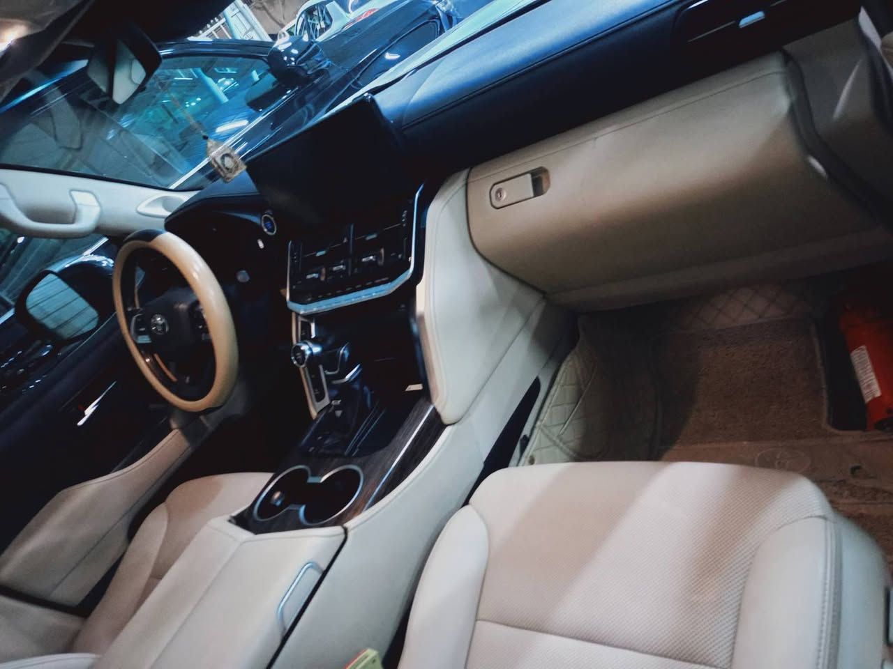 تويوتا •••• لاندكروز  (VX).   ✅✅
موديل•VX/ 2022   ✅ S ( ساز ) تنفس طبيعي

_فول مواصفات ••• 3 شاشات ((تطبيق))
_6 :: سلندر  محرك  عادى 
_جديدة جدا بحالة الوكالة  🔴  دعامى لدعامى ب شرط 📦
ماشى(  57 )الف كيلو

_جنطة كهرباء 
_تبريد كشنات
_كراسي كهرباء 
_جلد بيجي 
_سلايت
_3 شاشات بلاديه
_تشغيل  عن بعد 
_السياره فول 1/1
_مكبرات JBL
_شاشةكبير 
_كيچ ديجتال

سعر  $640 بيه مجال

العنوان ::: بغداد الاعظميه ( شارع الضباط)

الاتصال على االرقم***********  ☎️☎️
