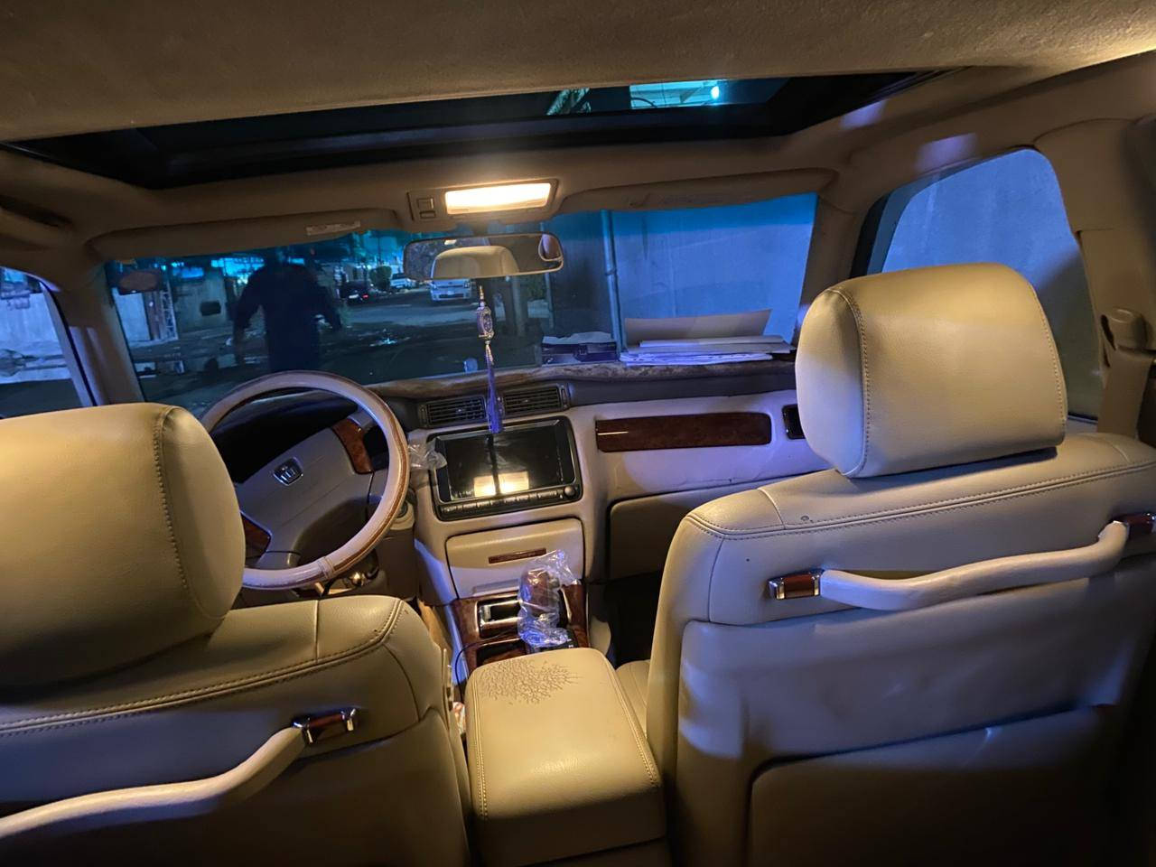 سلام عليكم ملكه كراون تسجيل جديد تحويل مباشر رقم انكليزي للبيع او مراوس بيها جملغ ايمن تبديل
فول موصفات 1/1
4دكم اصل 
تبريد قطعتين امامي وخلفي
ثلاجه خلفيه + 
 رادار امامي
 تحكم استيرن
مكينه ديفور الجبيره 
شاصي 75
برده خلفيه 
اربع كشنات كهربائيه 
مري اشاير +شفط
ستيرن كهربائي
كروز مثبت سرعه
مشغل اقراص 
شاشه كرستال ترحيب
لايت امامي وخلفي كرستال 
ويل نجمه
وبعد بيه هواي موصفات 
مكاني بغداد 
ل اتصال  
***********
اخوان مكلف
 بلنشر اتصلو على رقم
