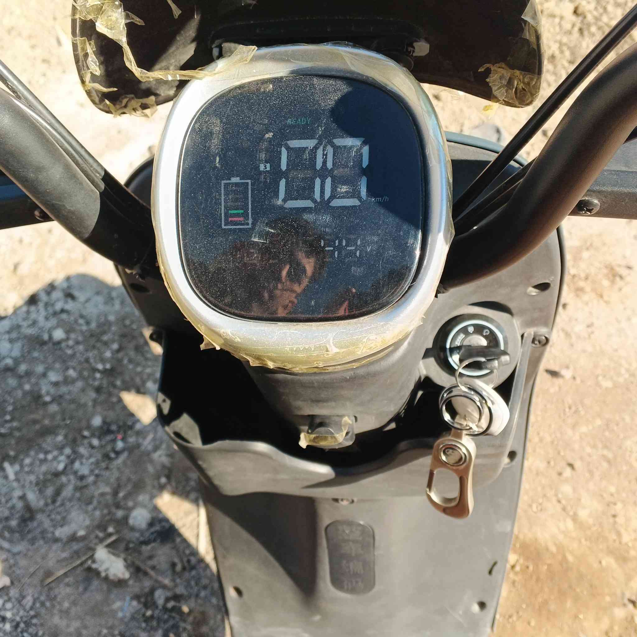 سلام عليكم عندي دراجه شحن للبيع من شركه الريان دراجه حيل نضيفه موديل 2025  وسرعته 60 مكان بغداد كفاءات السيديه لاتصال على هذا الرقم *********** وسعر 330 وبيه مجال
