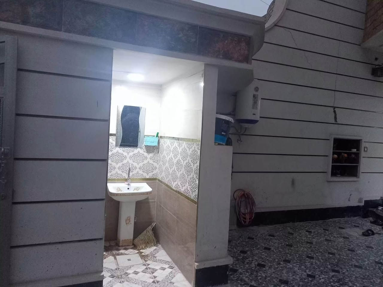 ✅بسم الله الرحمن الرحيم✅

🏠بيت في حي التأميم بناء حديث 🏠

ا🗺️لمساحه ٣٠٠متر الوجه ١٢ النزال ٢٥🗺️

🔴الموقع 🌐 حي التأميم شارع ١٢ ثاني بيت عن شارع ٦٠ نافذ على ال ٦٠

🟧يحتوي الدار على 
🔘الطابق الاول

🔴مطبخ كبير حار بارد 
🔴استقبال
🔴صاله
🔴جلسه عربيه 
🔴غرف عدد ٢
🔴صحيات
🔴مناور 
🔴كراج سياره 
🔴حديقه 
🔘الطابق الثاني
🔴غرف عدد 3
🔴صاله 
🔴مخزن 
🔴صحيات 

💰السعر 300 مليون💰 وقابل للتفاوض 

🔴ملاحظه يرهم مراوس مع بيت على محيط العسكري او اي مكان اخر مع مراعات الاسعار 

‭***********‬
