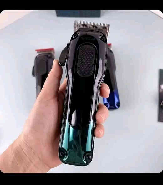 الصدار الجديد من vgr 
وحش التدريج 

مكينه حلاقه تدريج vgr كهرباء وشحن 

تعمل بنضامين كهرباء وشحن 
وعمل متواصل 200دقيقه 
لأن حجم بطاريه 2000A 
مع 8 نمر لتدريج 
وكير طكات 
شحن تايبسي 
شاشه اكترونيه لمعرفه نسبه الشحن 
مع شفرات سل ستيل حاده جدا وغير ضارة بالبشره الحساسه 
مع فرشاه تنظيف وقطاره زين 
وبسعر 25 توصيل كل العراق 3 الف  
لحجز رقمك وعنوانك خاص 
او واتس ***********
