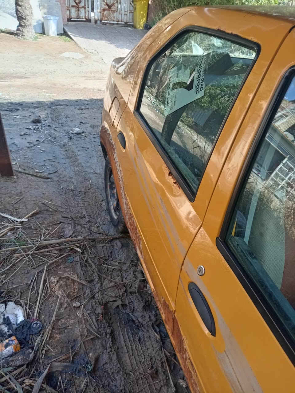 رينو لوكان موديل 2010 باسمي والسنويه 2026رقم واسط مشروع وطني بيه ضربه بلباب الخلفي سمكره جديده بدون صبغ سياره جاهزه دواخل حلوه مكان السياره موجوده بلكوت معروضة ٢٥ وبيه مجال حك الجيه مستعجل على بيعه الاتصال واتساب أو على الرقم ***********
