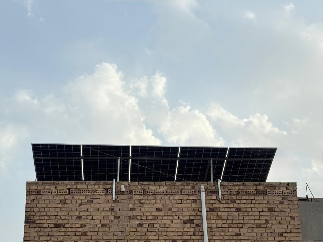 ⸻

⚡️ مو كل شمس… شمس راحة ⚡️
اليوم أنجزنا تنصيب منظومة طاقة شمسية تحچي عن نفسها في
🏡 بيت الأخ عقيل علي
📍 قضاء سومر – الحي العسكري

منظومة مصممة حتى تنسّيك المولدة، وتنهي وجع الكهرباء 👌

🔋 قدرة المنظومة:
▫️ 10 أمبير نهاري
▫️ 6 أمبير ليلي
يعني كهرباء ثابتة… صبح وليل ✨

☀️ الألواح:
▪️ 5 ألواح LONGi 615W
▪️ أداء عالي + ضمان 10 سنوات
(اسم لوحده ثقة)

⚙️ الإنفيرتر:
▪️ Growatt 6kW
▪️ ضمان سنتين
ثبات، هدوء، وكفاءة عالية

🔋 البطارية:
▪️ Deye 5kW
▪️ ضمان 5 سنوات
تخزين ذكي وطاقة تدوم

✨ الشغل مو بس تنصيب…
✔️ اختيار مواد أصلية
✔️ حساب أحمال مضبوط
✔️ تنفيذ نظيف وباحتراف
✔️ ضمانات حقيقية مو حچي

إذا تريد ترتاح من المولدة وتعيش كهرباء مستقرة
📞 تواصل ويانا وخلي الشمس تشتغل عنك
لأن الكهرباء… لازم تكون نعمة مو هم

***********
