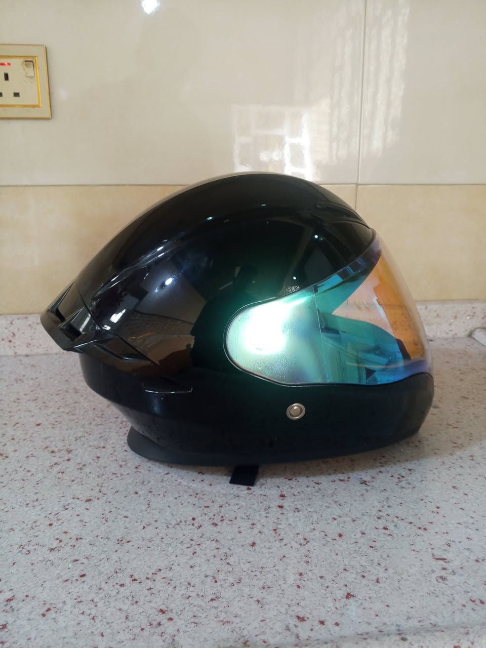 السلام عليكم خوذه وسماعات للبيع والله حلوه ونضيفه وسماعات اصليه العنوان بغداد *********** اتصل وتدلل ماقصر وياك
