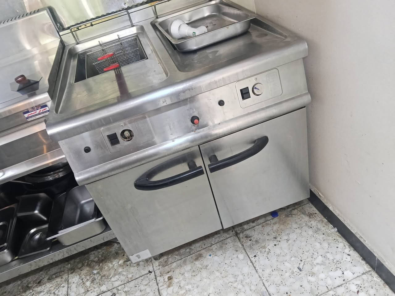 السلام عليكم ورحمة الله.
اغراض مطعم للبيع 
ثلاجه ومجمدة نظيفات جدا استخدام شهر واحد  فقط 
دكت 20 متر مع بوجه امريكيه استخدام شهر فقط
قلاية ايطاليه حوضين 
مراوح جدارية
2ميز مع كراسي 
للاستفسار الاتصال بلرقم ***********
