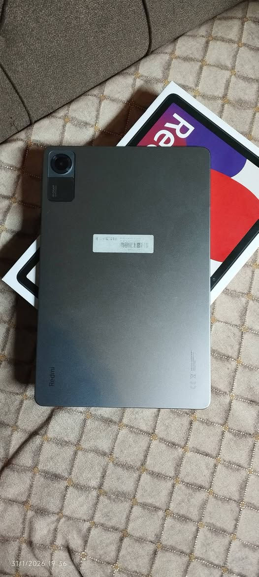 Xiaomi Redmi Pad SE.
الشاشة: يأتي بشاشة IPS LCD بحجم 11 بوصة ودقة FHD+ (1920x1200 بكسل)، مع معدل تحديث يصل إلى 90 هرتز وسطوع 400 شمعة في المتر المربع. 
المعالج: يعمل بمعالج Qualcomm SM6225 Snapdragon 680 4G بتقنية 6 نانومتر.(ذاكره 128GB داخليه 6GB )استخدام بسيط للتواصل واتساب (***********) صدمه بسبطه مثل ما موضح بالصور السعر 140 بي شي بسيط.
