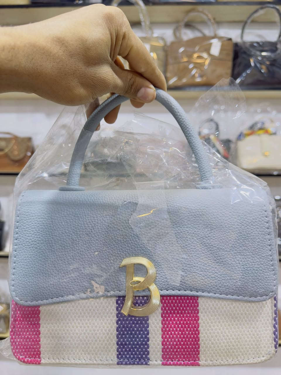 انواع الحقائب النسائية
سوق الفجر الجديد القيصريه الثانيه رقم المحل 34
يوجد توصيل داخل الفجر
***********
