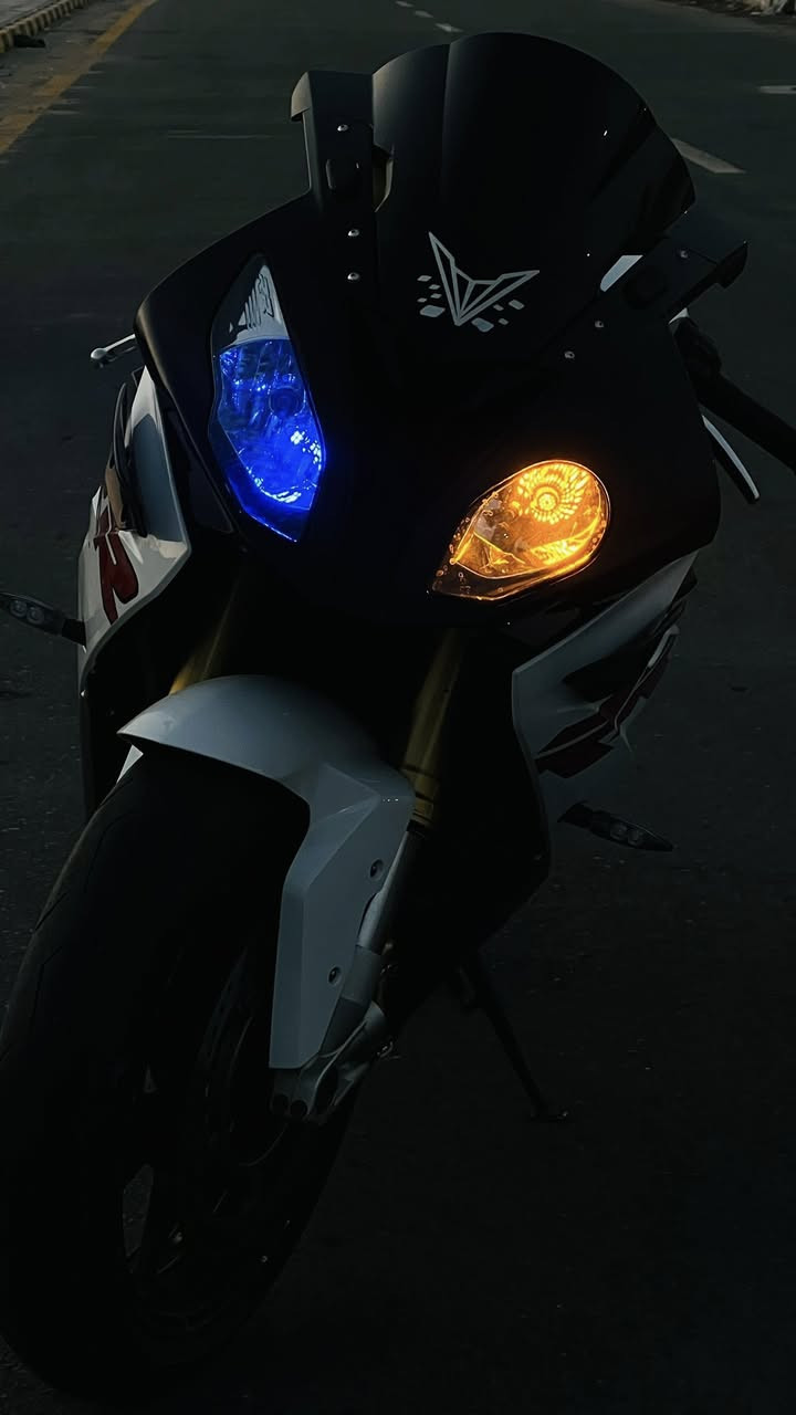 bmw s1000rr
ماشيه 32الف km
عليها دوسات رياضي كاربون 
جاملغ خلفي كاربون 
ميزانيات Arashi
صالنصه كاربون اصليه ماركه  Austin Racing
شبك حمايه راديترات 
باتري ليثيوم 
للاستفسار *********** بي واتساب
